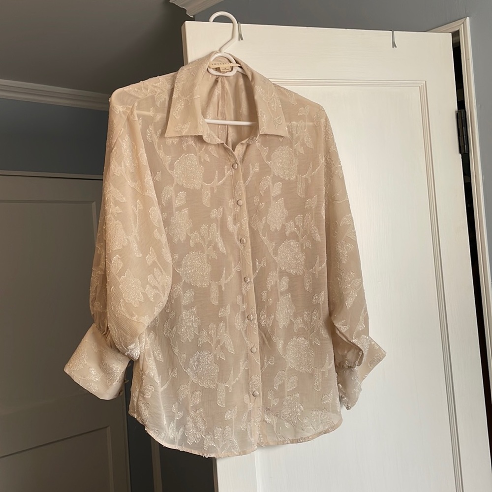 LOVESTITCH. SIZE: SMALL. FLORAL. BLOUSE. NEVER WORN. SMOKE-FREE HOME.